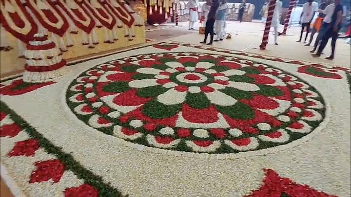 राज सदरेवरील मेघडंबरीला फुलांची आकर्षक सजावट करण्यात आली आहे. भगवे झेंडे, पताका, पोवाडे आणि शिवरायांचा जयजयकार यामुळे वातावरण शिवमय झालं आहे. यानिमित्ताने विविध कार्यक्रमांचे आयोजन करण्यात आलं आहे.