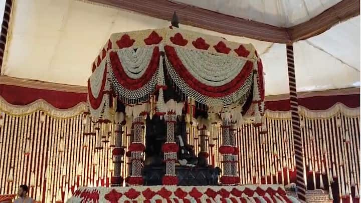 Shivrajyabhishek Din 2026 : दुर्गदुर्गेश्वर किल्ले रायगडावर  आज छत्रपती शिवाजी महाराजांचा 352वा शिवराज्याभिषेक सोहळा साजरा करण्यात येतोय. या सोहळ्याला देशभरातून हजारो शिवभक्तांची मांदियाळी राजगडावर जमली असून विविध कार्यक्रमांचे आयोजन करण्यात आले आहे. परिणामी किल्ले रायगडावर शिवमय वातावरण निर्माण झाले असून अवघा रायगड महाराजांच्या जयजयकाराने दुमदुमला आहे.