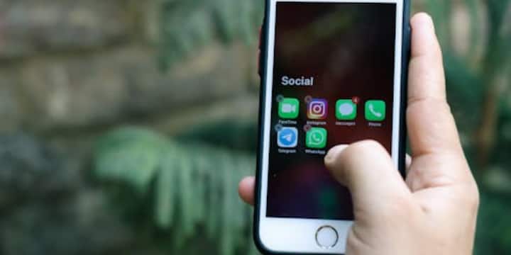 इस सुविधा का उपयोग करने के लिए सबसे पहले अपने स्मार्टफोन में WhatsApp खोलें. इसके बाद Settings सेक्शन में जाएं और Chat विकल्प को चुनें. यहां आपको Voice Message Transcripts नाम का ऑप्शन दिखाई देगा. इसे ऑन कर दें. इसके बाद ट्रांसक्रिप्शन के लिए अपनी पसंदीदा भाषा चुन लें. फिलहाल अंग्रेजी भाषा का विकल्प सबसे ज्यादा इस्तेमाल किया जाता है.