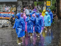 Kolkata Rain: দুপুরেই আকাশ অন্ধকার, ঝমঝম করে বৃষ্টি কলকাতায়! কতক্ষণ চলবে দুর্যোগ?