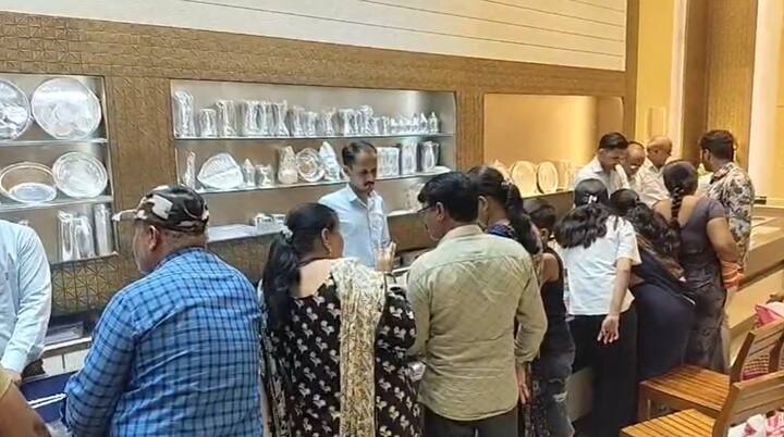 सोन्याचा एका तोळ्याचा जीएसटीसह 1 लाख 56 हजार रुपये आहे. तर, एक किलोचा चांदीचा जीएसटीसह दर 2 लाख 58 हजार रुपये असल्याचं सागर भंगाळे यांनी म्हटलं.