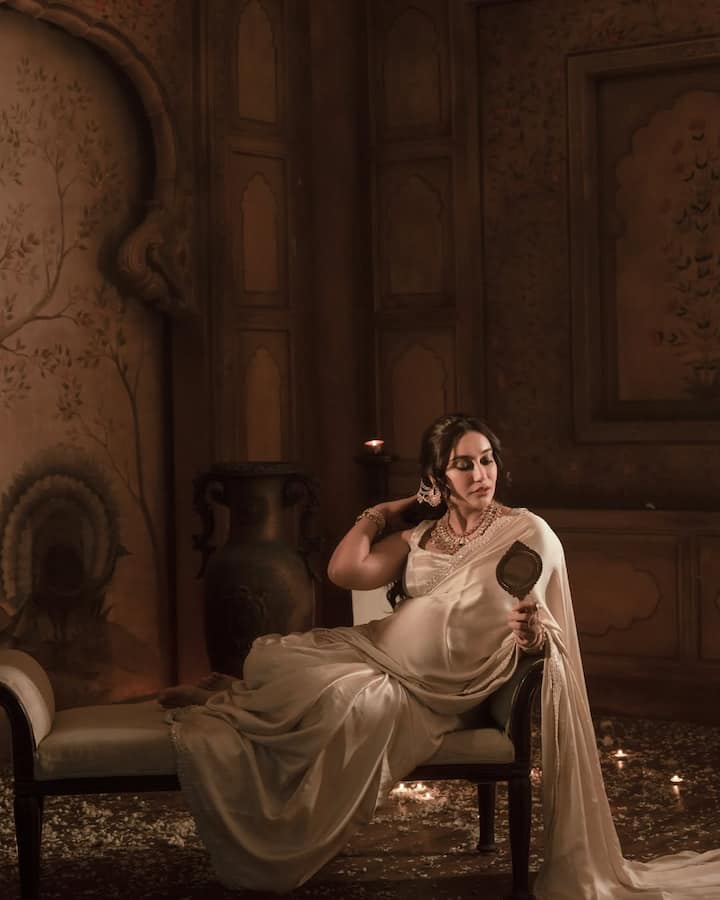 साड़ी के साथ उन्होंने मैचिंग स्लीवलेस ब्लाउज पहना है, जिसका सिंपल और क्लीन डिजाइन काफी आकर्षक लग रहा है.
