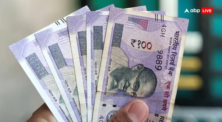 ભારત સરકાર વસ્તીના તમામ વર્ગોની જરૂરિયાતોને પૂર્ણ કરવા માટે વિવિધ નાણાકીય યોજનાઓ ચલાવે છે. 60 વર્ષથી વધુ ઉંમરના વરિષ્ઠ નાગરિકો માટે સરકાર સીનિયર સિટિઝન સેવિંગ્સ સ્કીમ (SCSS) ચલાવે છે. SCSS એક નાની બચત યોજના છે. નિવૃત્તિ પછી નિયમિત, નિશ્ચિત આવક મેળવવા માંગતા વરિષ્ઠ નાગરિકો માટે તે સૌથી લોકપ્રિય રોકાણ વિકલ્પોમાંની એક છે. SCSS યોજના હેઠળ વ્યાજની ચુકવણી દર ત્રણ મહિને કરવામાં આવે છે. હાલમાં આ યોજના 8.2 ટકા વાર્ષિક વ્યાજ દર આપે છે.
