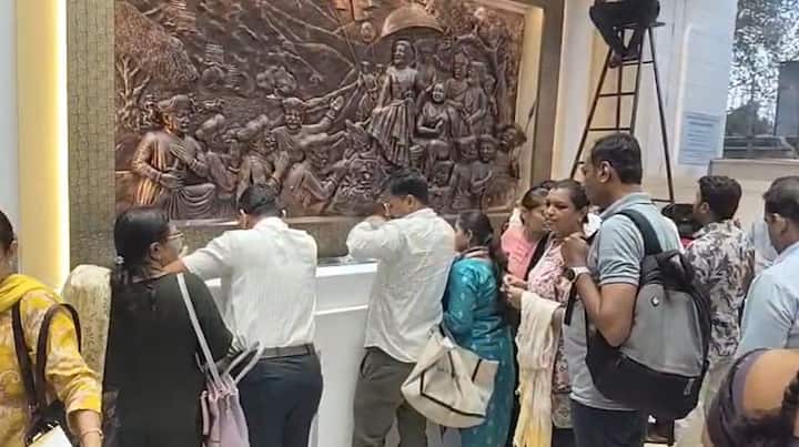 बाजारात सोन्याचा स्टॉक जास्त असल्यानं आणि डॉलर मजबूत  झाल्यानं सोन्याच्या दरात घसरण झाली आहे. गेल्या चोवीस तासात सोन्याच्या दरात साडेतीन हजार रूपयांची तर चांदीच्या दरात दहा हजार रुपयांची घसरण झाल्याचं सागर भंगाळे यांनी म्हटलं.