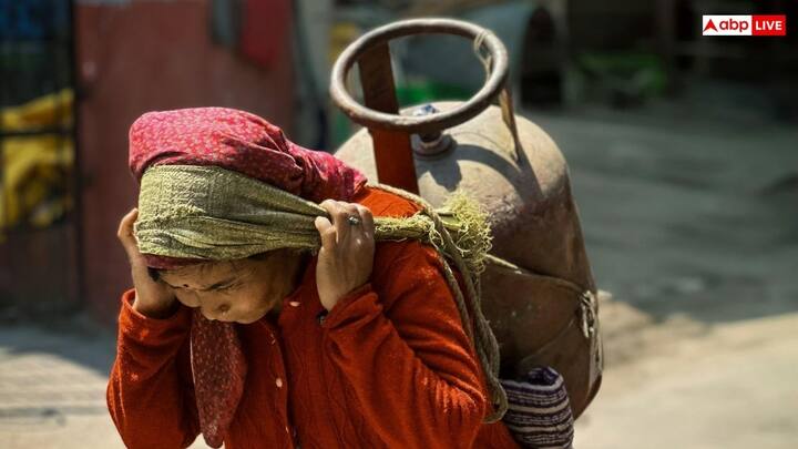 भारत अपनी ऊर्जा जरूरतों का एक बड़ा हिस्सा इंपोर्ट करता है. इससे घरेलू एलपीजी की कीमतें अंतरराष्ट्रीय घटनाक्रमों से प्रभावित होती हैं. पश्चिम एशिया में टकराव, शिपिंग रूट में रुकावट और कच्चे तेल की कीमतों में उतार चढ़ाव की वजह से देश भर में कुकिंग गैस की कीमत पर सीधा असर पड़ सकता है.
