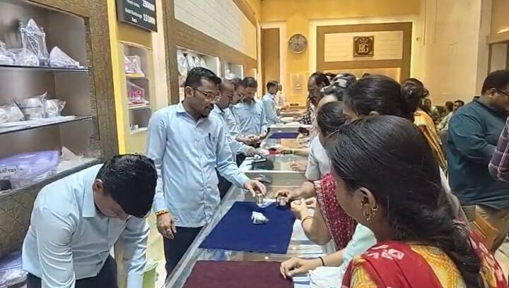 गेल्या काही दिवसांपूर्वी सोन्याचे दर 1 लाख 80 हजारांवर पोहोचले होते. त्या तुलनेत सोने खरेदीची सध्या चांगली संधी आहे. नरेंद्र मोदी यांच्या आवाहनानंतर नागरिकांकडून सोने मोडण्याचा कल दिसून येतो, असं सोने व्यावसायिक सागर भंगाळेंनी म्हटलं.