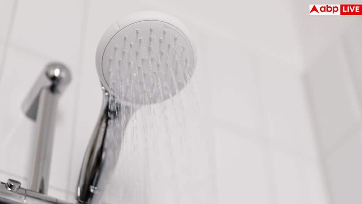 Low Shower Water Pressure: प्लंबर को बुलाने से पहले ये जुगाड़ करके देखें, एकदम ठीक चलने लगेगा शॉवर