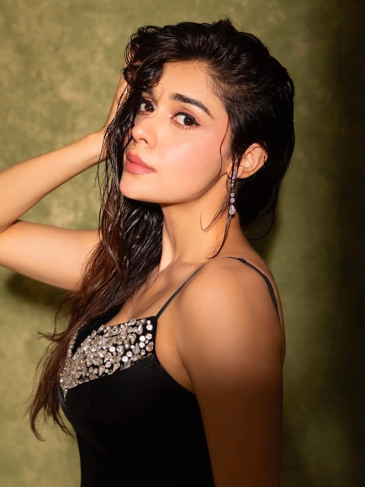 बिखरे बालों में ईशा बला की खूबसूरत लग रही हैं. फैंस उनका ये अंदाज देख तस्वीरों से नजरें नहीं हटा पा रहे हैं.