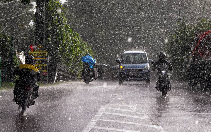 আজ দক্ষিণবঙ্গে বৃষ্টি হওয়ার সম্ভাবনা ছিল। আজ দুপুরেই কলকাতা থেকে জেলা পর্যন্ত বৃষ্টি আসে। এই বৃষ্টির ফলে তাপমাত্রা কমার সম্ভাবনা রয়েছে