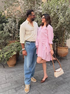 पति संग रोमांटिक हुईं प्रेग्नेंट करिश्मा तन्ना, शेयर की  क्यूट तस्वीरें, फ्लॉन्ट किया बेबी बंप