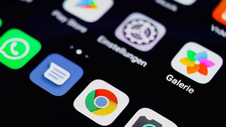 Incognito Mode आपको ऑनलाइन इनविजिबल नहीं बनाता है. लेकिन आपका इंटरनेट सर्विस प्रोवाइडर (ISP), ऑफिस या स्कूल का नेटवर्क और वे वेबसाइट्स जिन्हें आप विजिट करते हैं, आपकी एक्टिविटी को ट्रैक कर सकते हैं. इसके अलावा, अगर आप ब्राउजिंग के दौरान अपने अकाउंट में लॉग-इन हैं, तो आपकी सर्च आपकी प्रोफाइल से जुड़ सकती है. यानी अगर आप सोच रहे हैं कि Incognito Mode इस्तेमाल करने के बाद किसी को आपके इंटरनेट इस्तेमाल की जानकारी नहीं मिलेगी, तो यह पूरी तरह सही नहीं है. आपकी ऑनलाइन मौजूदगी कई स्तरों पर रिकॉर्ड हो सकती है.