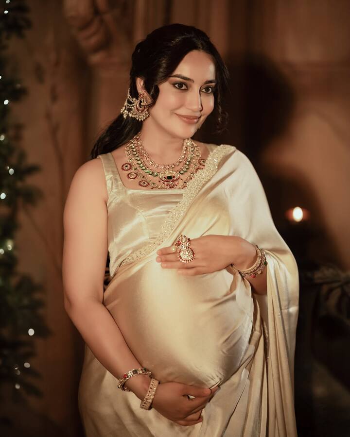 उन्होंने सॉफ्ट ग्लैम मेकअप चुना है, जो उनके चेहरे पर खूबसूरत लग रहा है.
