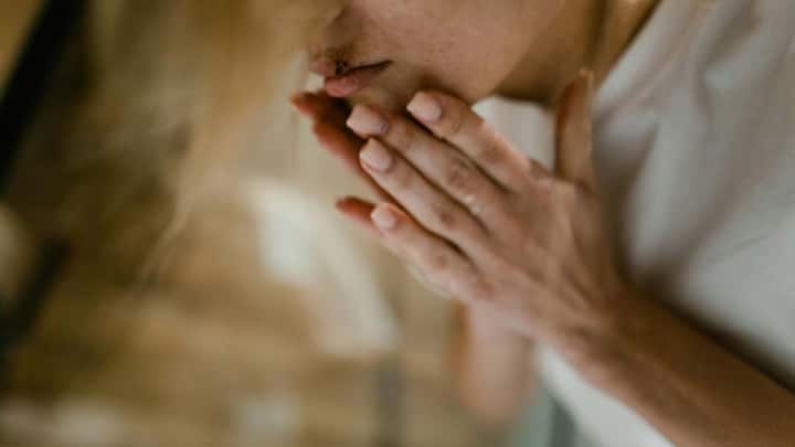 कुछ मामलों में दस्त और बार-बार पेशाब आना दोनों एक ही संक्रमण के कारण भी हो सकते हैं. बैक्टीरिया, वायरस या दूषित भोजन से होने वाले संक्रमण शरीर के अलग-अलग हिस्सों को प्रभावित कर सकते हैं. अगर संक्रमण मूत्र मार्ग तक पहुंच जाए, तो पेशाब बार-बार आने, जलन होने या असहजता जैसी समस्याएं भी हो सकती हैं.  इसलिए केवल पेट खराब होना ही नहीं, बल्कि पेशाब से जुड़ी दूसरी परेशानियों पर भी ध्यान देना जरूरी है.