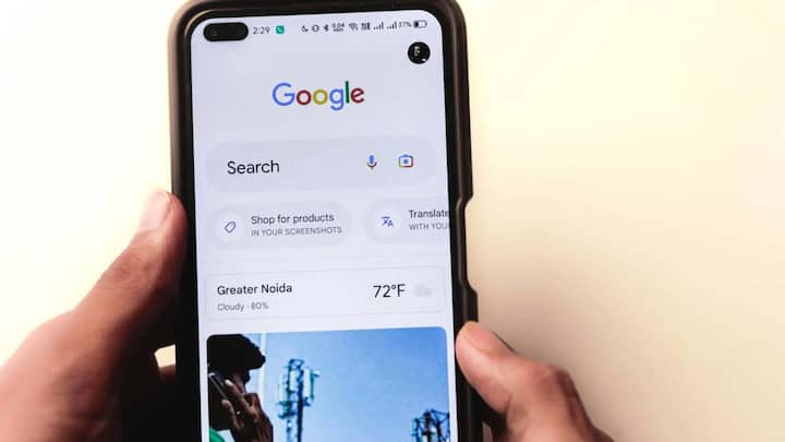 साथ ही अगर आप अपने अकाउंट में लॉग-इन रहकर Google Search जैसी सर्विसेज का इस्तेमाल करते हैं, तो आपकी एक्टिविटी 'My Activity' के अंदर सेव हो सकती है. बहुत से यूजर्स को ये पता नहीं होता कि Incognito Mode में की गई सर्च भी वहां दिखाई दे सकती है. साथ ही कंपनियां इस हिस्ट्री का इस्तेमाल विज्ञापनों और सर्च रिजल्ट्स को पर्सनलाइज करने के लिए करती हैं.