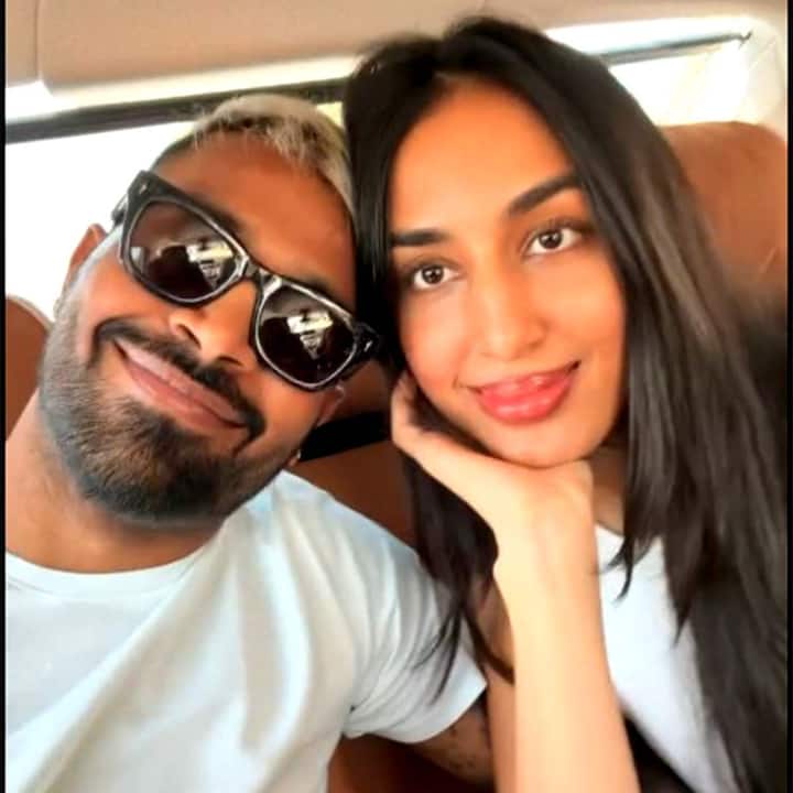 हार्दिकने शॉट्स घातले असून,  त्याच्या खांद्यावर टॉवेल दिसत आहे. तर, माहिका पाणी पीत आहे.