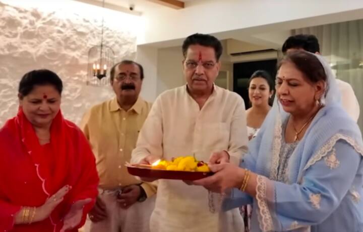 त्यांनी स्वयंपाक आणि पूजेच्या तयारीमध्ये मदत केली, चाहत्यांना घरातील कुटुंबाच्या उत्सवाची झलक मिळाली.