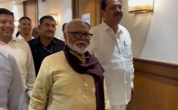 उमेदवारी अर्ज दाखल केल्यानंतर राजेंद्र जैन यांनी छगन भुजबळ हे माझ्या वडिलांसारखे असून, मी त्यांच्या मुलाप्रमाणे काम करणार आहे, अशा शब्दांत भुजबळांचा आदर राखला.