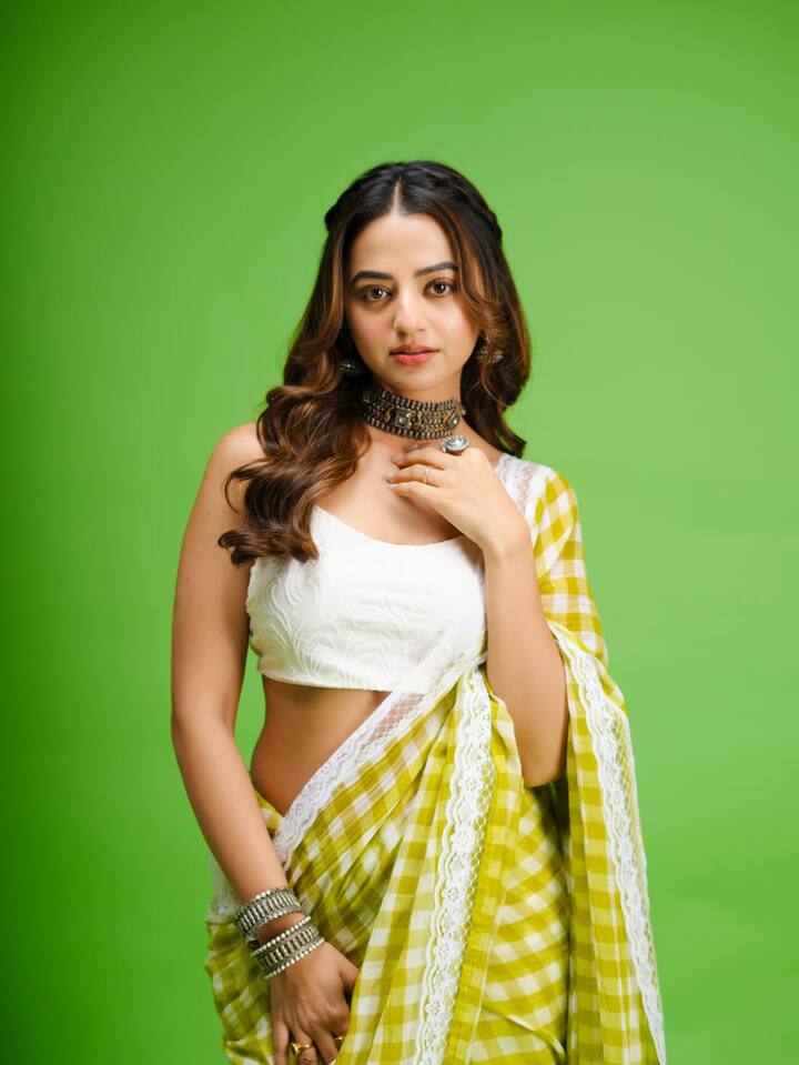 उन्होंने इस साड़ी को व्हाइट स्लीवलेस ब्लाउज के साथ कैरी किया है, जो उन्हें एलिगेंट बना रहा हैं.
