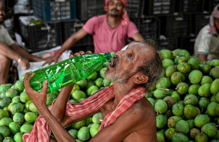 কলকাতায় আজ দিনের সর্বোচ্চ তাপমাত্রা ৩৮ ডিগ্রি সেলসিয়াল। তবে আজ কলকাতা আর জেলা জুড়ে অস্বস্তিকর আবহাওয়া রয়েছে। এর ফলে রাস্তায় বেরিয়ে, এমনকি বাড়িতে থেকেও অস্বস্তি হচ্ছে সাধারণ মানুষের।