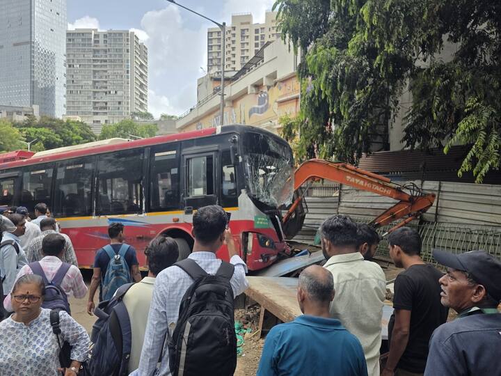 4 गाड्यांचे नुकसान झाले असून शिवाजी पार्क पोलीस घटनास्थळी दाखल झाले आहेत.