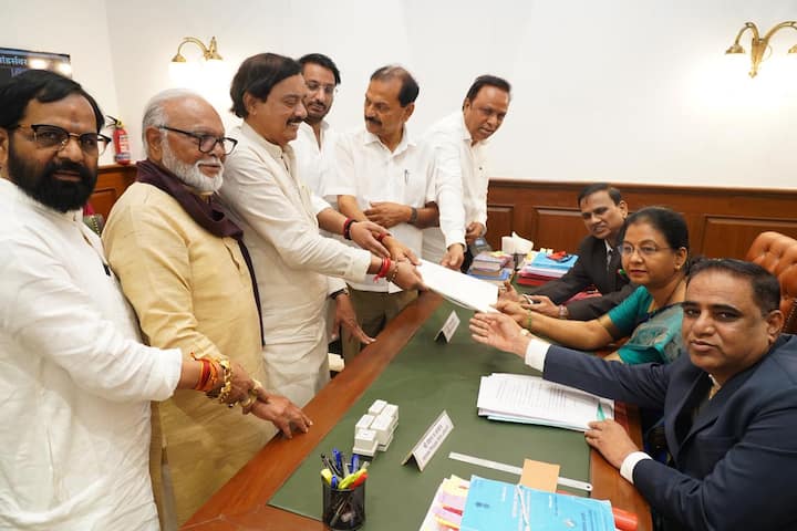 पक्षाच्या निर्णयानुसार राजेंद्र जैन यांनी सोमवारी राष्ट्रवादी काँग्रेसच्या प्रमुख नेत्यांच्या उपस्थितीत विधिमंडळात जाऊन राज्यसभा निवडणुकीसाठीचा आपला उमेदवारी अर्ज भरला.