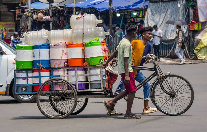 তবে বর্ষা কবে আসছে দক্ষিণবঙ্গে, সেই সম্পর্কে নিশ্চিত কোনও তথ্য এখনও দেয়নি হাওয়া অফিস।
