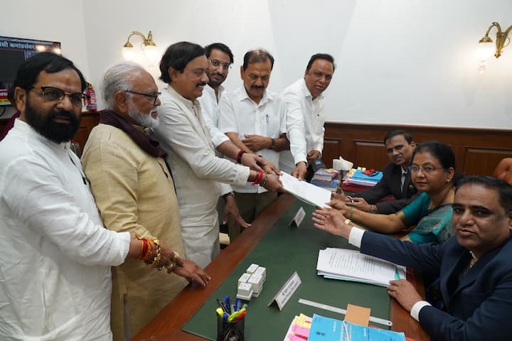 राजेंद्र जैन यांचा फॉर्म भरताना छगन भुजबळ हे सुरुवातीला काहीसे लांब उभे असल्याचे दिसले, मात्र नंतर ते राजेंद्र जैन यांच्या अगदी जवळ येऊन उभे राहिले आणि प्रक्रियेत सहभागी झाले.
