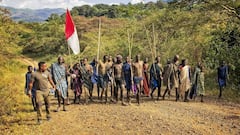 लाठियों की खूनी जंग जीतो और इनाम में मनपसंद दुल्हन ले जाओ, बेहद अजीब है इस जनजाति की रस्म
