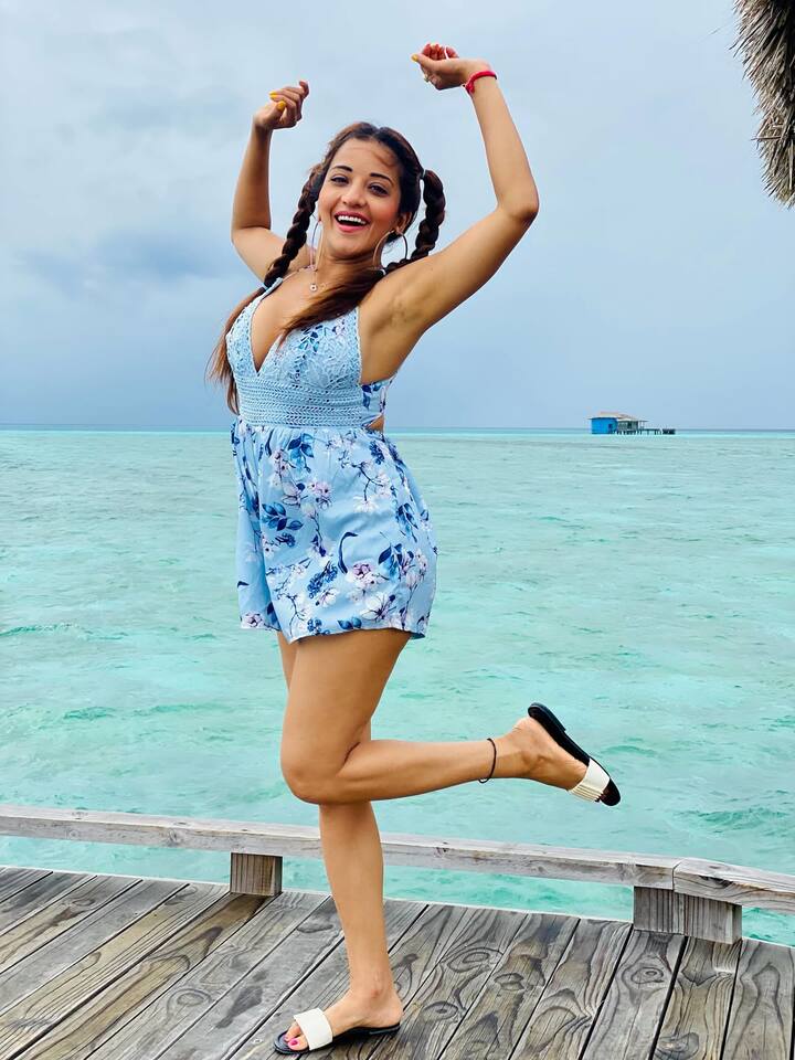 તો બીજી તરફ, હવે બોલ્ડ અભિનેત્રી મોનાલિસાએ સોશિયલ મીડિયા પર એવા ફોટા શેર કર્યા છે જે લોકોના હોશ ઉડી રહ્યા છે.