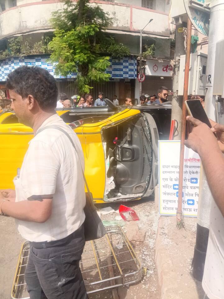2 जखमी दुचाकीस्वारांना तात्काळ जवळील शासकीय रुग्णालयात उपचारांसाठी दाखल केलं आहे.