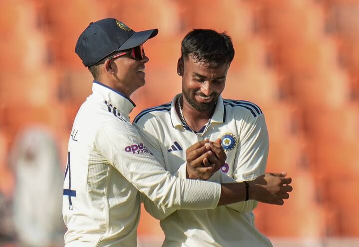 कसोटी पदार्पणातच 5 किंवा त्यापेक्षा जास्त बळी (Five-wicket haul) घेणारा मानव सुथार हा भारताचा 10 वा गोलंदाज ठरला आहे.