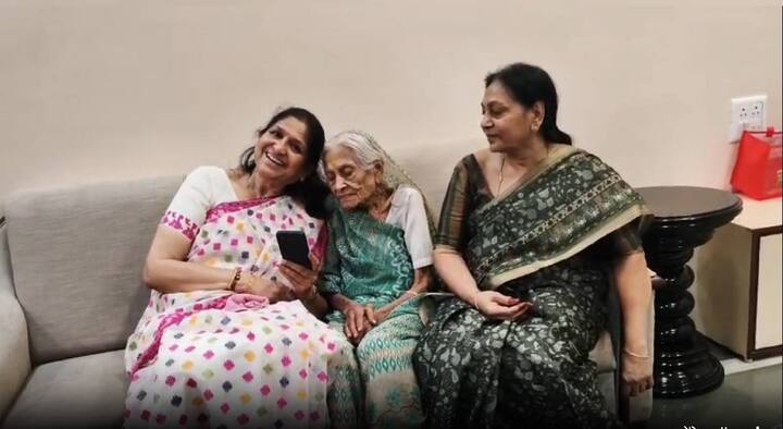 राजेंद्र जैन यांना राज्यसभेची उमेदवारी मिळाल्यानंतर गोंदियात जल्लोष करण्यात येत असून वर्षा पटेल यांनी जैन कुटुंबीयांची भेट घेतली.