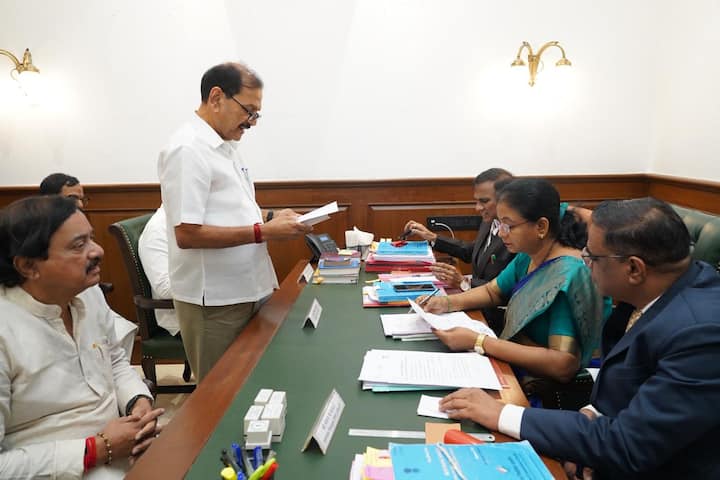 लोकसभेवर, राज्यसभेवर मला जायचं होतं अनेकवेळा संधी आली मात्र ते झालं नाही. ज्या प्रकारे तटकरे पवार कुटुंबाला नियम लागू करण्यात आला होता. तो आम्हाला का नाही? असा सवाल आम्ही उपस्थित केला होता, अशी माहिती देखील छगन भुजबळ यांनी दिली.