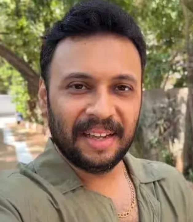 'पण ही धार्मिक पट्टी, बंद दरवाज्याआड 5 लोकांनी निर्णय घेऊन मारली आहे. या ठिकाणी 33 फ्लॅट्स आहेत. कुठे न कुठे या ठिकाणी रहिवाशांना यासंदर्भात माहिती देऊन विचारणा करायला हवी होती'.