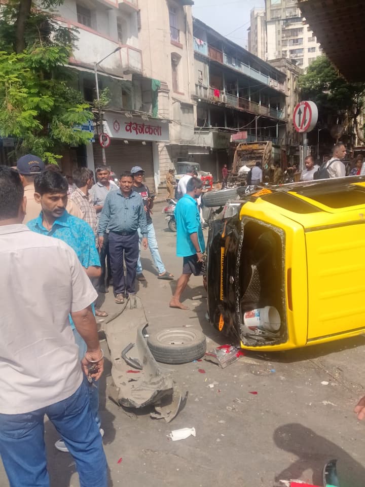 अपघातामध्ये दुचाकी वाहन चक्काचूर झाल्याचं दिसून आले. तर एक दुचाकी थेट बसच्या खाली गेली. तसेच अपघातामधील दोन्ही टॅक्सी आडव्या झालेल्या दिसल्या. अपघातामधील या थरारक दृश्यांमुळे खळबळ उडाली.