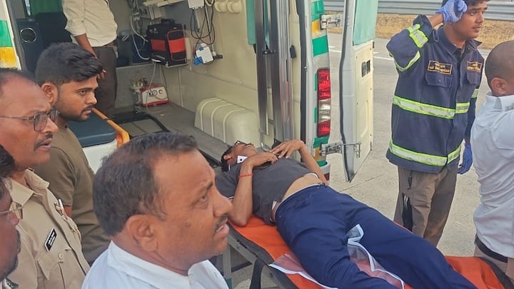 गेल्या एक ते दीड तासांपासून काही प्रवासी लक्झरी बसमध्ये अडकून पडल्याची माहिती आहे.