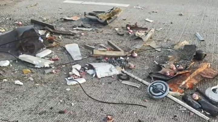 ही धडक इतकी जोरदार होती की लक्झरी बसच्या पुढच्या भागाचा चेंदामेंदा झाला आहे.