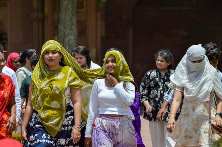 আগামীকাল ও পরশু, দার্জিলিং, জলপাইগুড়ি, কোচবিহার ও আলিপুরদুয়ারে ভারি থেকে অতিভারি বৃষ্টিপাতের সম্ভাবনা রয়েছে। সঙ্গে বইতে পারে ঝোড়ো হাওয়া। এর ফলে, বেশ কিছুটা কমবে তাপমাত্রা।