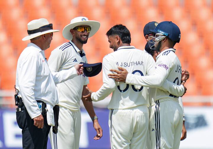 भारताच्या 564 धावांच्या डोंगरापुढे अफगाणिस्तानचा पहिला डाव अवघ्या 152 धावांवर आटोपला.