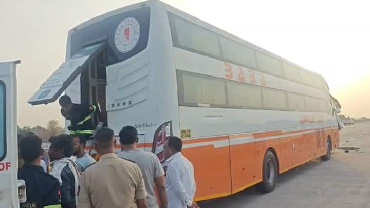 प्राथमिक माहितीनुसार, या अपघातामध्ये 20 ते 25 प्रवासी जखमी झाले असून दोघांची प्रकृती चिंताजनक आहे.