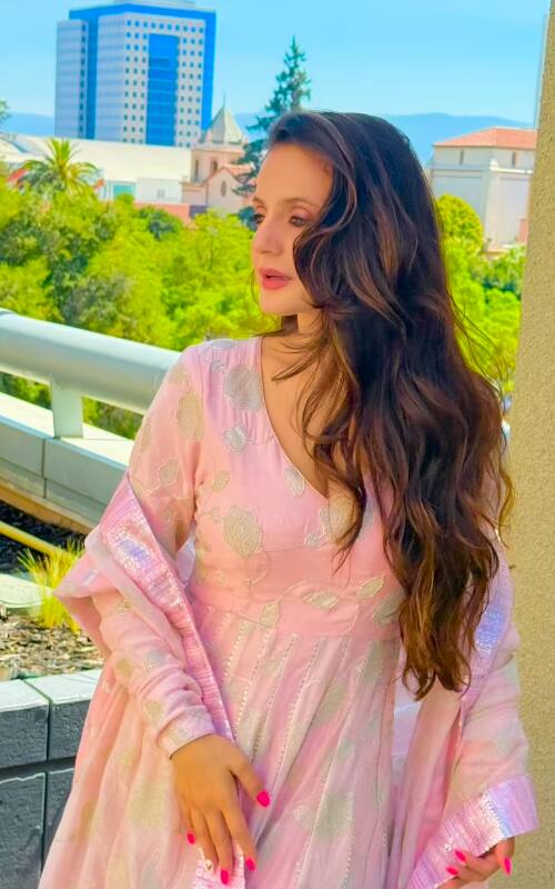 वो आज भी बला की खूबसूरत और हसीन हैं. हालांकि इस उम्र में भी अमीषा सिंगल हैं. उन्होंने अभी तक शादी नहीं की है. एक इंटरव्यू में उन्होंने इसपर खुलकर बात भी की थी.