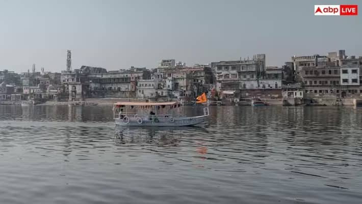 સમય જતાં ઝેરી કાંપ, માટી અને ઔદ્યોગિક કચરો નદીના પટ પર એકઠા થાય છે. આ થાપણોને દૂર કરવા અને સાફ કરવા માટે ભારે મશીનરીનો ઉપયોગ કરવામાં આવે છે. આ પાણીના પ્રવાહમાં સુધારો કરે છે, પાણી સંગ્રહ ક્ષમતામાં વધારો કરે છે અને નદી સાથે જોડાયેલા કુદરતી ભૂગર્ભ જળ સ્ત્રોતોને પુનર્જીવિત કરવામાં મદદ કરે છે.