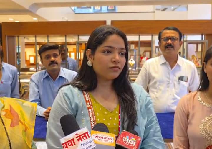 सून आणि लेकीसाठी खरेदी केलेल्या प्रत्येक चांदीच्या पादत्राणांची किंमत जवळपास लाख रुपयांपेक्षा जास्त आहे.