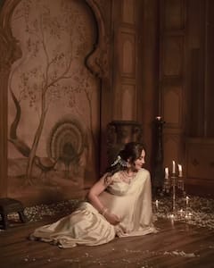 Surbhi Jyoti Stunning Look:  38व्या वर्षी आई होणार 'ही' प्रसिद्ध अभिनेत्री; राणीसारखं सजून फ्लॉन्ट केला बेबी बंप, गोल्डन साडी अन् केसात माळलेल्या गजऱ्यात खुलून दिसतंय सौंदर्य