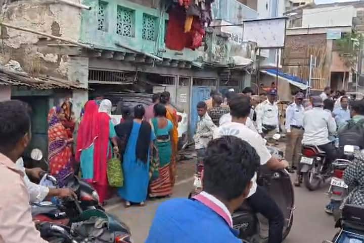 चारचाकी वाहनाने प्रथम एका दुचाकीला धडक दिली आणि त्यानंतर थेट एका घरात कार घुसली. मंगळवार पेठ परिसरातील बॉम्बे स्टार बेकरीसमोर हा अपघात घडला.