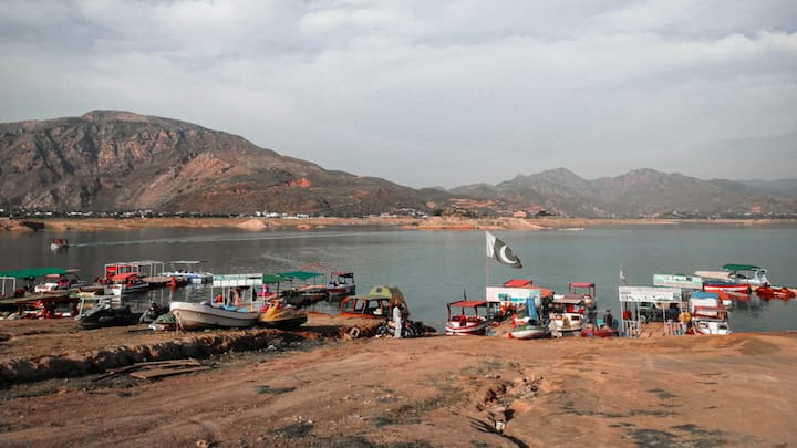 इसके अलावा 1970 का युद्ध पाकिस्तान के इतिहास की सबसे बड़ी सैन्य हार मानी जाती है. पूर्वी पाकिस्तान में राजनीतिक संकट और बंगाली आंदोलन के बाद भारत युद्ध में शामिल हुआ. महज 13 दिनों में पाकिस्तान की सेना ने ढाका में आत्मसमर्पण कर दिया, इसके बाद पूर्वी पाकिस्तान अलग होकर बांग्लादेश बन गया.
