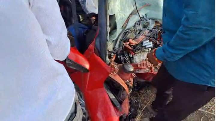 गुजरातमधून साखरपुड्यासाठी येणाऱ्या वऱ्हाडावर काळाने घाला घातल्याने परिसरात हळहळ व्यक्त होत असून, जखमींवर खासगी रुग्णालयात उपचार सुरू आहेत.