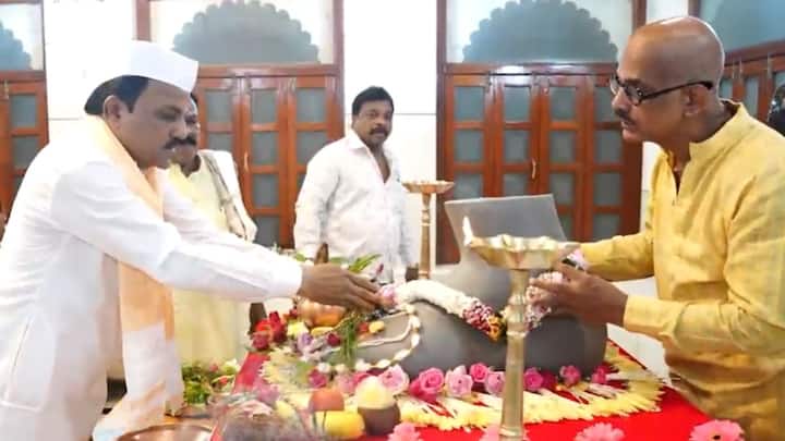 लालबागचा राजाच्या दर्शनासाठी गणेशोत्सवाच्या काळात प्रचंड गर्दी होते.