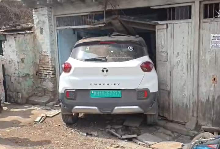 कार अचानक मोठ्या वेगाने घरात घुसल्याने दुर्घटनेत  घराचे मोठ्या प्रमाणात नुकसान झाले असून घरमालक इम्तियाज सौदागर यांच्या मालमत्तेची हानी झाली आहे.