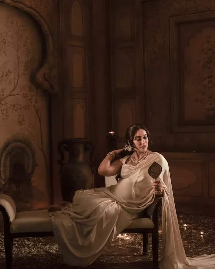 या साडीच्या काठावर नाजूक भरतकाम आणि खड्यांचं काम (स्टोन वर्क) केलेलं आहे, ज्यामुळे तिच्या संपूर्ण लूकला एक अभिजात आणि पारंपरिक लूक मिळाला आहे.